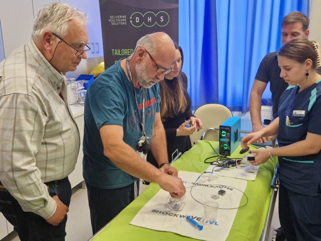 Orvosok érszűkületet gyógyító eszközt tesztelnek egy workshop napon